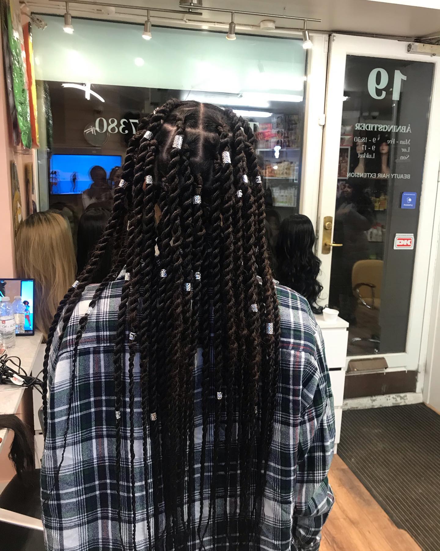 Lange blonde dreadlocks stylet hos Soften Shine Beauty.