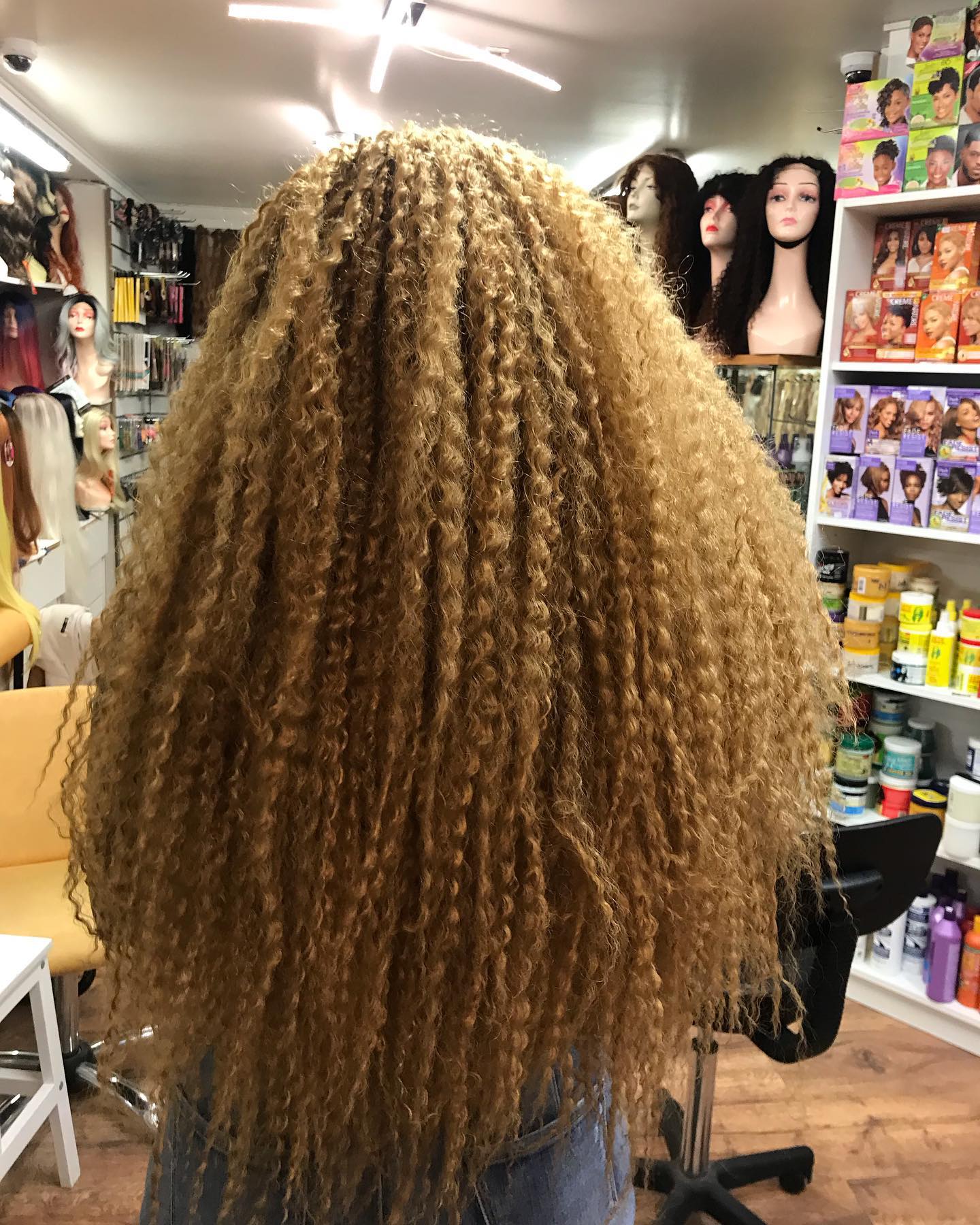 Langt bølget hår med fyldige extensions.