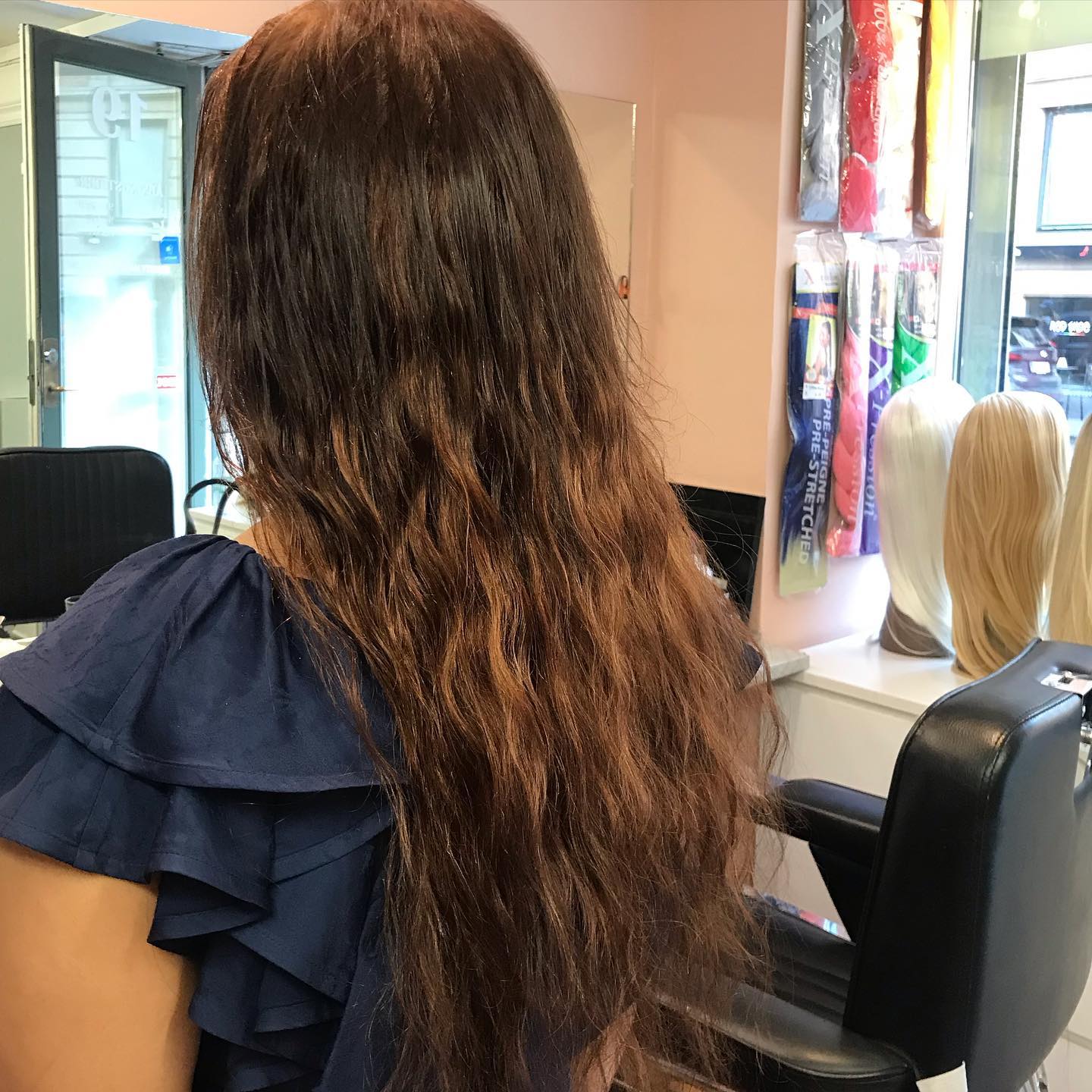 Indretning og hårudvalg i Soften Shine Beauty salonen.